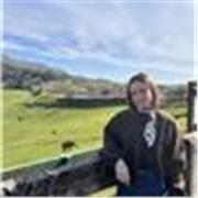 Profesora de portugués nativo apta para niños, ofreciendo clases dinámicas y divertidas.