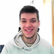 Jeune pianiste qui enseigne l'art de jouer de ses doigts.