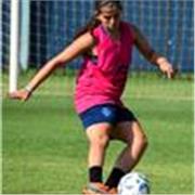 Me defino como una profesora de fútbol que puede enseñarle a todas las edades a aprender a jugar
