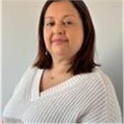 Me dedico a enseñar el español ya que es mi lengua nativa y se me da muy bien enseñar. También ofrezco clases de inglés