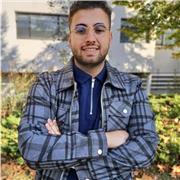 Jeûne professeur expérimenté en anglais ayant un diplôme proposant des cours particuliers pour tout les niveaux