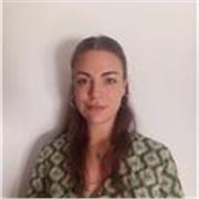 Titulada en Derecho y Ciencias Políticas, especializada en Derecho Internacional Público y RRII ofrece clases online.