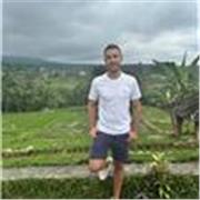 Soy graduado en educación primaria y graduado en periodismo. Tengo experiencia docente en centros de protección de menores