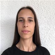 Profesora de primaria con un año de experiencia imparte clases de apoyo escolar
