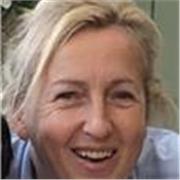 Enseignante en activité donne cours de français pour tous les niveaux.