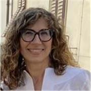 Diplomata, madrelingua spagnola. Insegnate, traduttrice di lingua spagnola