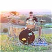 Ciao! Sono Paolo, batterista e insegnante di teoria, solfeggio, ritmica e armonia di base. Diplomato al Conservatorio di Parma e d