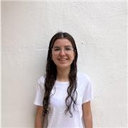 Soy una adolescente de 18 años de Elche. Tengo un buen nivel de inglés y de un nivel básico de francés. Soy responsable