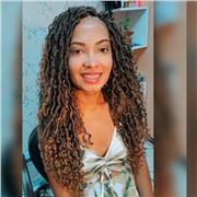 pedagoga ensina crianças de 06 a 10 anos