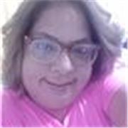 Profesor de Educación Preescolar ayudar a niños a manejar mejor el idioma español