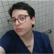 Profesora de Anatomia imparte clases a gente de todas las edades