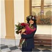 Se hai bisogno di un'insegnante dedita e attenta sono la persona giusta per te. 