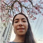 Profesora de básica primaria, se da clase a niños y niñas hasta grado 5to