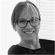 I give private or group yoga lessons and yoga therapy tailored to your level and learning goals.