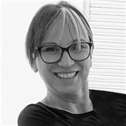 I give private or group yoga lessons and yoga therapy tailored to your level and learning goals.