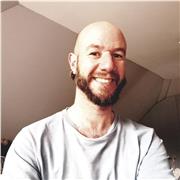 Experienced designer, illustrator and painter available for new students.