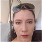 Profesora de inglés imparte clases a adolecentes y adultos y español a extranjeros