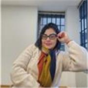 Tengo título de docente en Lengua y literatura en Ecuador, y otro título en Derecho, estoy en Compostela realizando un Master en I