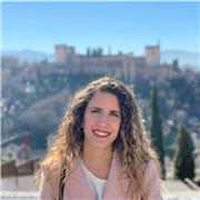 Me defino una persona con vocación para ayudar a los demás, concibo la educación como una forma de vida y desarrollo personal.