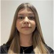 Profesora universitaria con aptitud para abarcar cualquier materia.