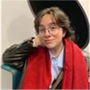 Studentessa universitaria di Lingue aiuta per i compiti riguardanti le materie umanistiche: italiano, lingue, storia, geografia