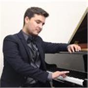 Suono il pianoforte da Trent'anni e offro lezioni ad allievi per ogni fascia d'età e livello