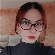 Profesora de lengua castellana que enseña a niños