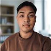 Me defino como un profesional junior en marketing digital, orientado a resultados y con un enfoque práctico basado en datos. Estoy