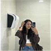 Se brindan clases de inglés a estudiantes de primaria y secundaria