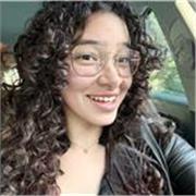 Alumna de bachillerato, con buena relación con niños. 