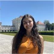 Profesora especializada en alumnos de ESO, estudiante del grado en Físicas