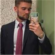 Profesor de español nativo con nivel C1 en inglés y graduado en Derecho en la Universidad de Sevilla.