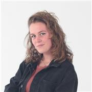 Nativa francesa da clase a niños y adultos