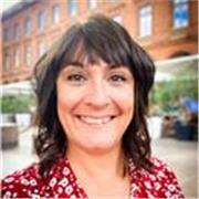 Professeur de français contractuelle expérimentée enseigne du collège à la préparation de concours.