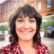 Professeur de français contractuelle expérimentée enseigne du collège à la préparation de concours.