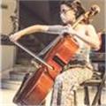 Estudiante imparte clases de música y de violoncello