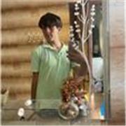 Soy un chico optimista en busca de trabajar y si es un trabajo que me permite ayudar a los demás mucho mejor 