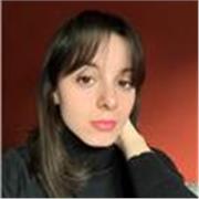 Studentessa di psicologia impartisce lezioni di letteratura italiana per studenti di liceo