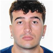 Ragazzo di 20 anni, diploma istituto alberghiero indirizzo enogastronomico. Appassionato di materie umanistiche e della lingua inglese
