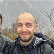 Docente di biologia rilascia lezione nelle materie indicate