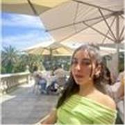 Titulada en fotografía y diseño de moda, especializada en diseño; creación de fichas técnicas, figurines, estampados…