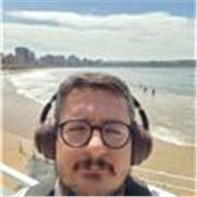 Profesor titulado en Derecho por la Universidad Complutense de Madrid y Máster en Recursos Humanos, enfocado a metas y DAFO.