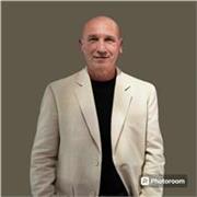 ¿Quieres disfrutar de la magia del piano? soy Péter, tu profesor particular