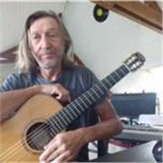 Prof de guitare diplomé (DE) donne cours de guitare, d'harmonie, de composition/arrangements, tous styles et tous niveaux.