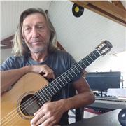 Prof de guitare diplomé (DE) donne cours de guitare, d'harmonie, de composition/arrangements, tous styles et tous niveaux.