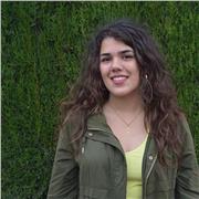 Profesora de piano imparte clases a todas las edades