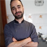 Cuoco professionista presso importante azienda di slow food, propone lezioni di cucina e/o chef a domicilio. esperienza maturata in diverse realtà ristorative