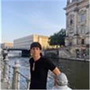Estudiante de economía con buenas calificaciones en matmáticas.