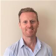 Nativo de inglés (Irlanda), graduado en filología, máster en traducción, y con 15 años de experiencia