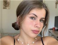 Studentessa di quarta liceo impartisce lezioni di matematica, inglese e italiano ai ragazzi delle scuole medie ed elementari